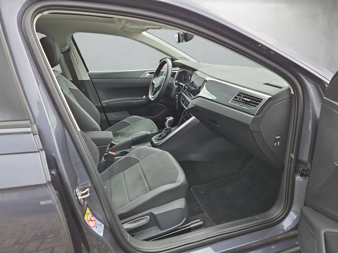 Volkswagen Polo VI 1.0 TSI DSG Style *Navi*Kamera*AHK* — Galería del vehículo 14