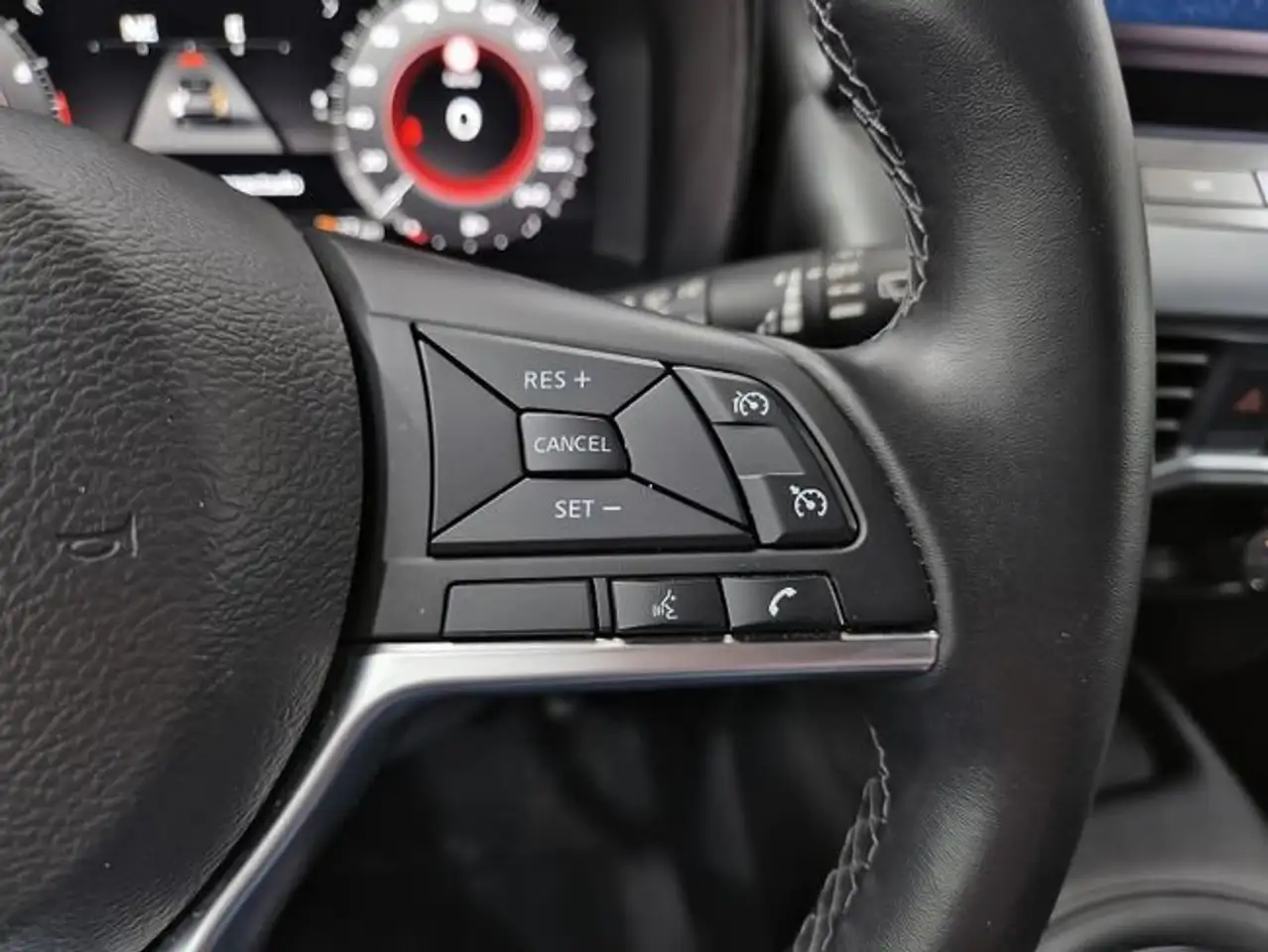 Nissan Juke DIG-T 84 kW (114 CV) 6M/T N-Connecta — معرض صور السيارة 17