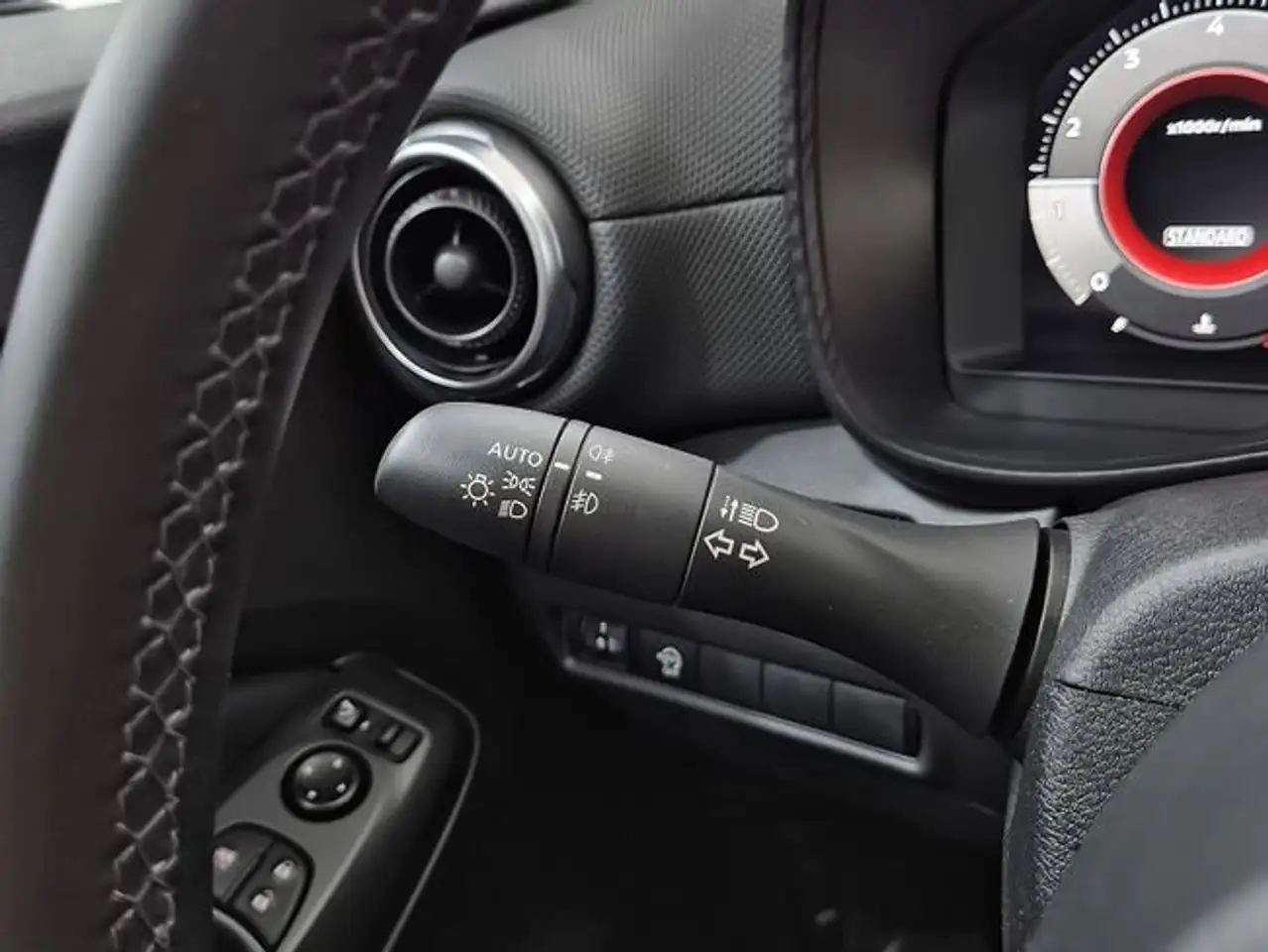 Nissan Juke DIG-T 84 kW (114 CV) 6M/T N-Connecta — معرض صور السيارة 14