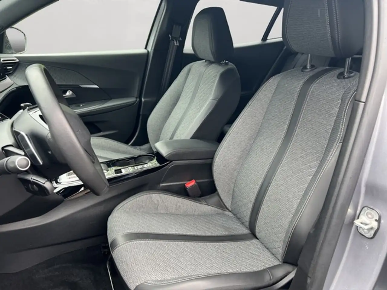 Peugeot 2008 Allure LED Apple CarPlay Android Auto Klimaauto... — معرض صور السيارة 8
