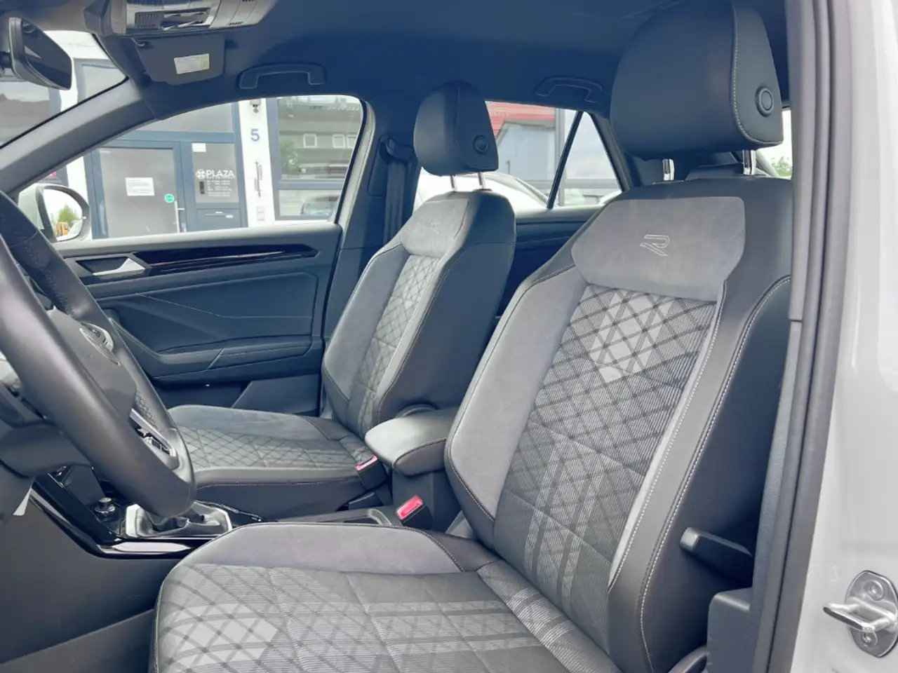 Volkswagen T-Roc 1.5TSI DSG R-Line ACC APP.NAVI LED DCP SHZ PARKASS — Vehicle gallery 13