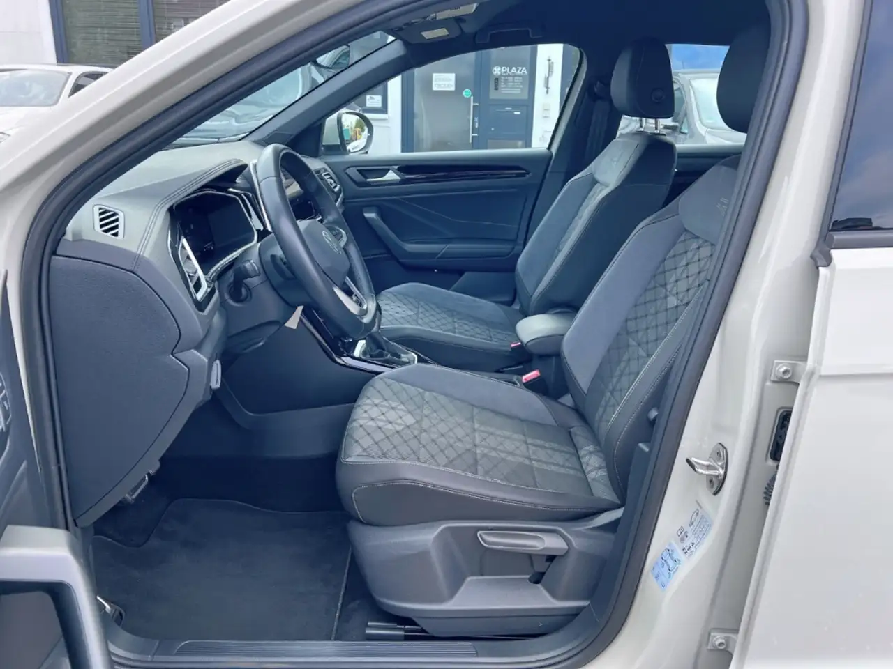 Volkswagen T-Roc 1.5TSI DSG R-Line ACC APP.NAVI LED DCP SHZ PARKASS — Vehicle gallery 12