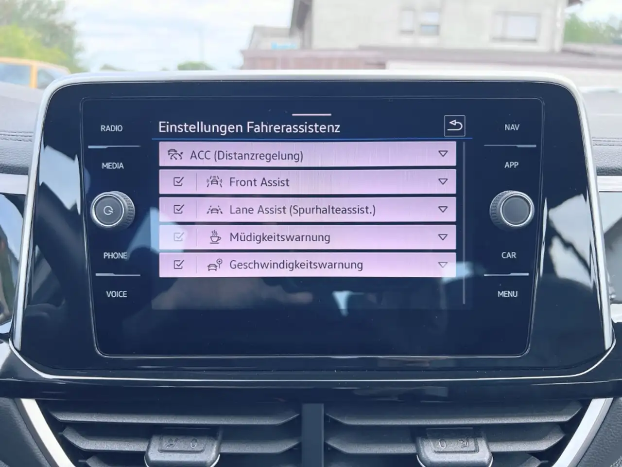Volkswagen T-Roc 1.5TSI DSG R-Line ACC APP.NAVI LED DCP SHZ PARKASS — Vehicle gallery 26