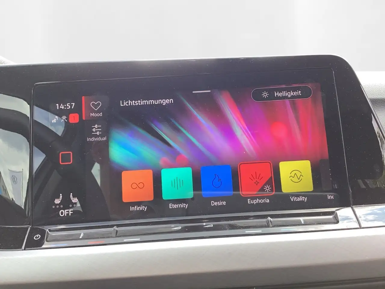Volkswagen Golf 1.5 TSI LIFE NAVI CLIMA KEYLESS CAR2X LM16 — Galería del vehículo 15