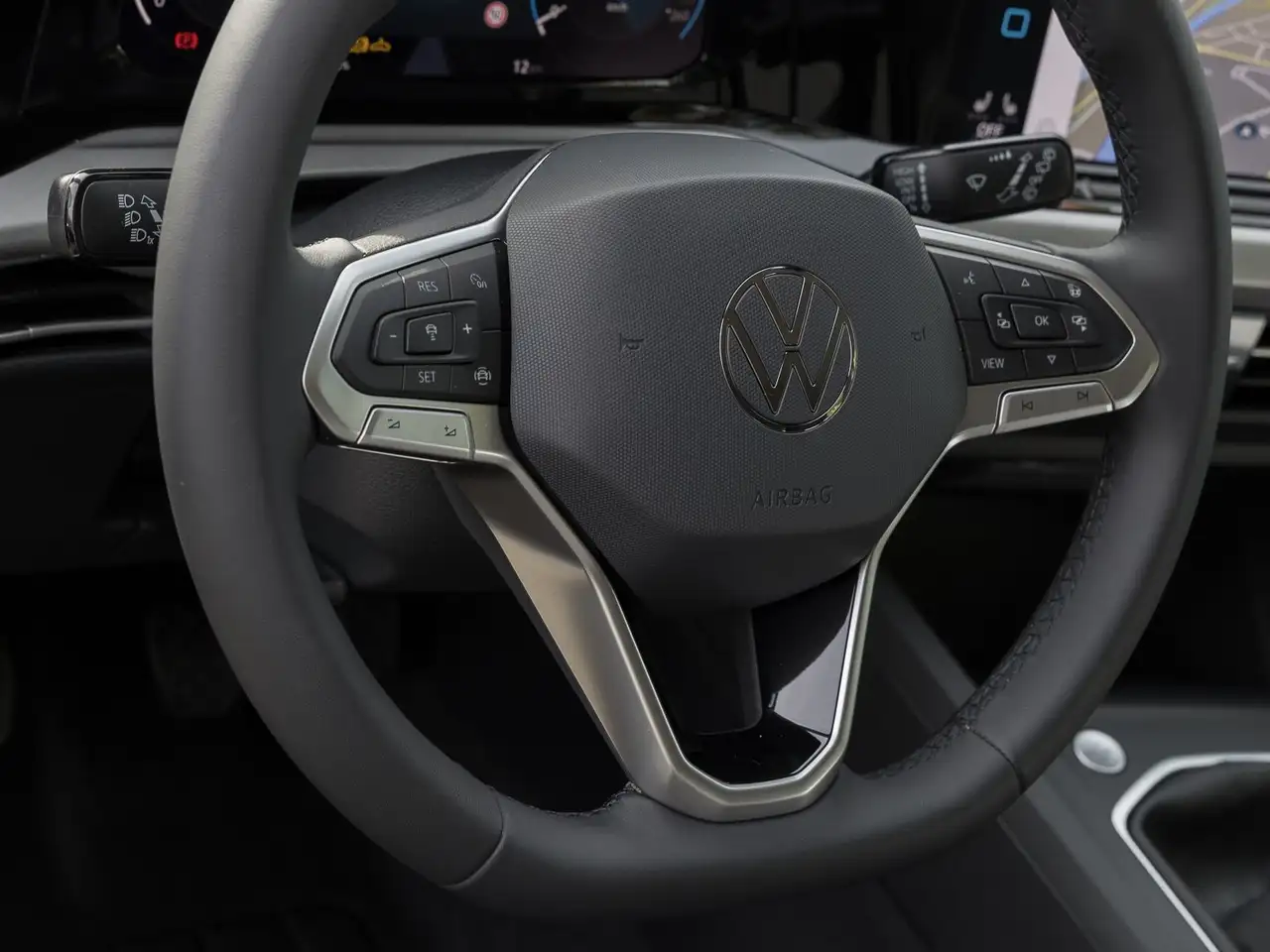 Volkswagen Golf 1.5 TSI LIFE NAVI CLIMA KEYLESS CAR2X LM16 — Galería del vehículo 9