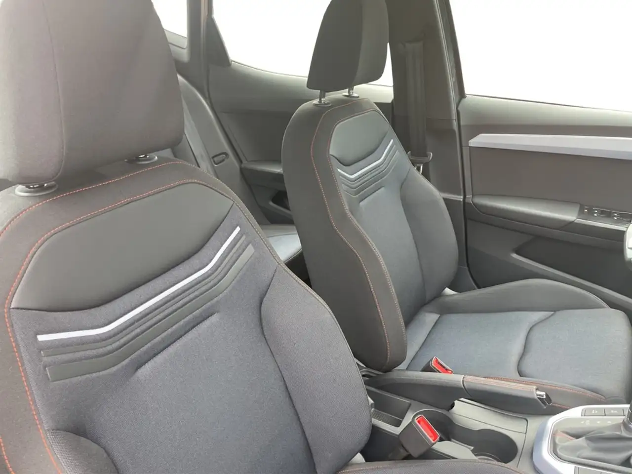 SEAT Arona 1.5 TSI DSG FR VOLL-LED*NAV*SHZ*TEMP*PARKLENK*K... — Vehicle gallery 13