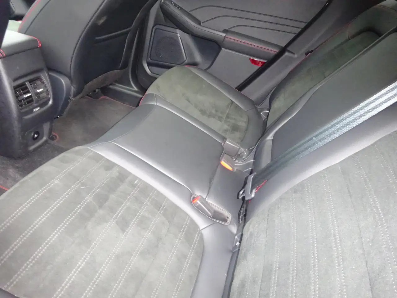 Ford Kuga Plug-In Hybrid ST-Line X AHK — Galería del vehículo 13