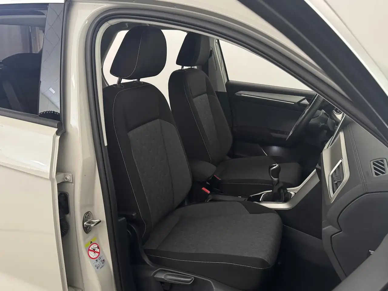 Volkswagen T-Roc TSI Life MOVE LED Virtual ACC Navi-app — Galería del vehículo 10