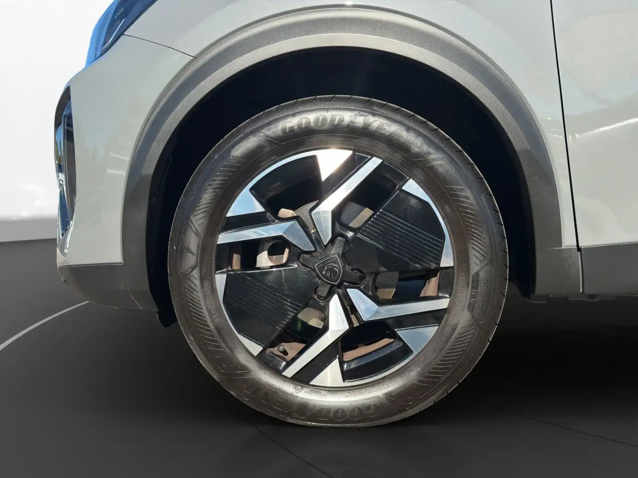 Peugeot 2008 Allure PT130 EAT8 Einparkhilfe vorn/hinten — Vehicle gallery 11