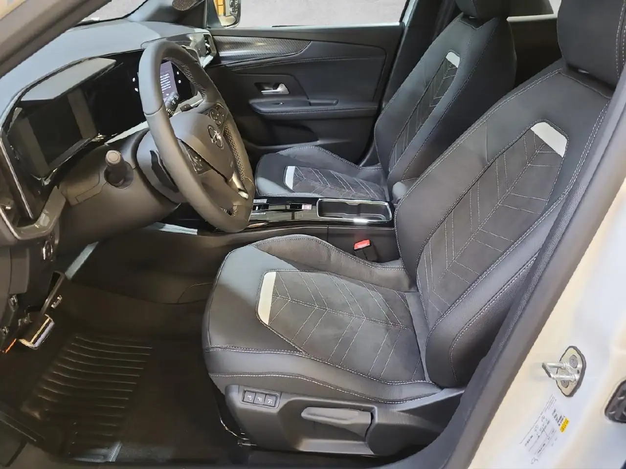 Opel Mokka GS Line 1.2 96KW/130PS 8AT+SHZ+LKHZ+KAMERA — Vehicle gallery 9