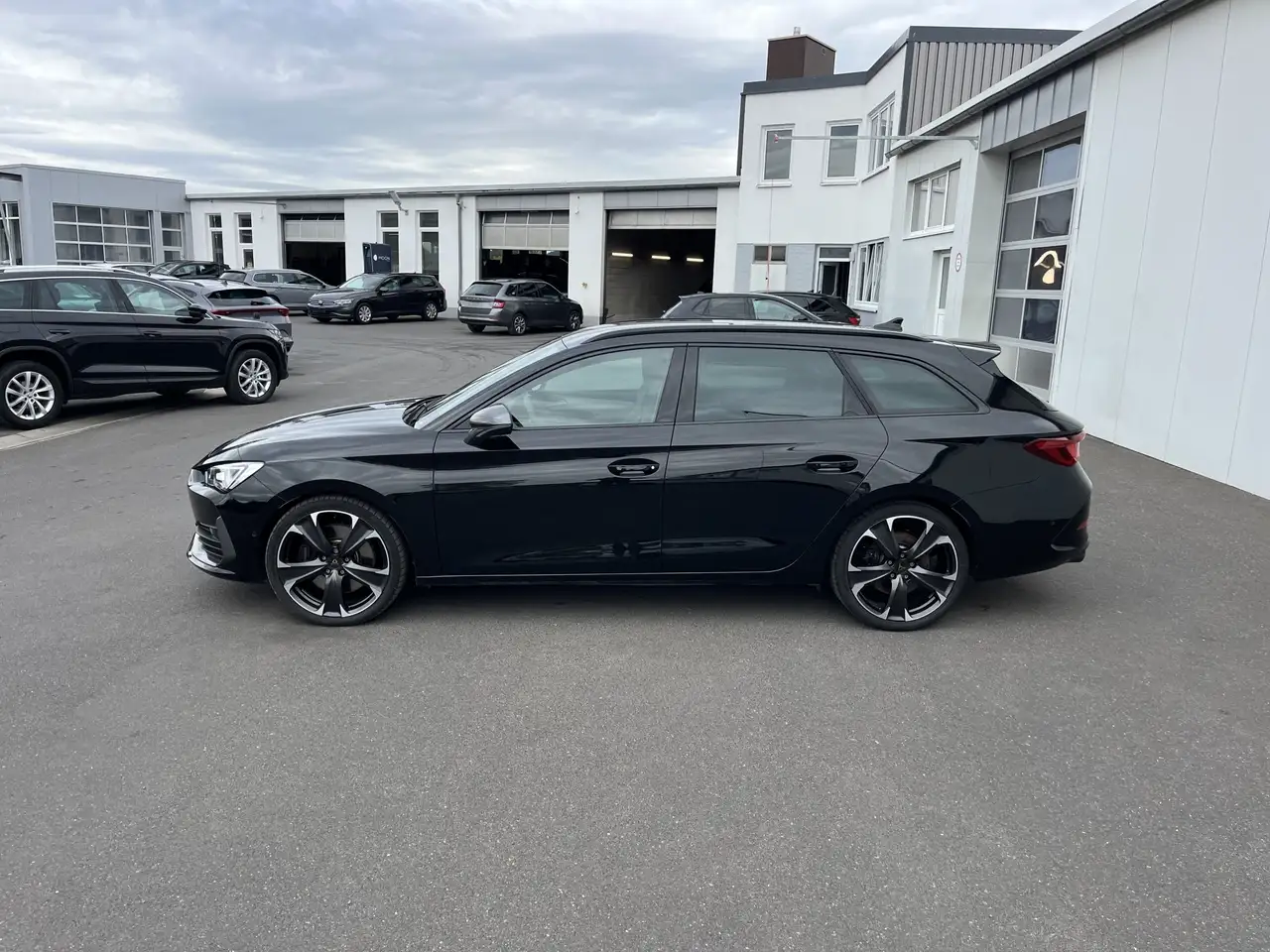 CUPRA Leon SP 2.0 TSI DSG 173€ m.20% Anz. Navi LED RFK SHZ — معرض صور السيارة 3