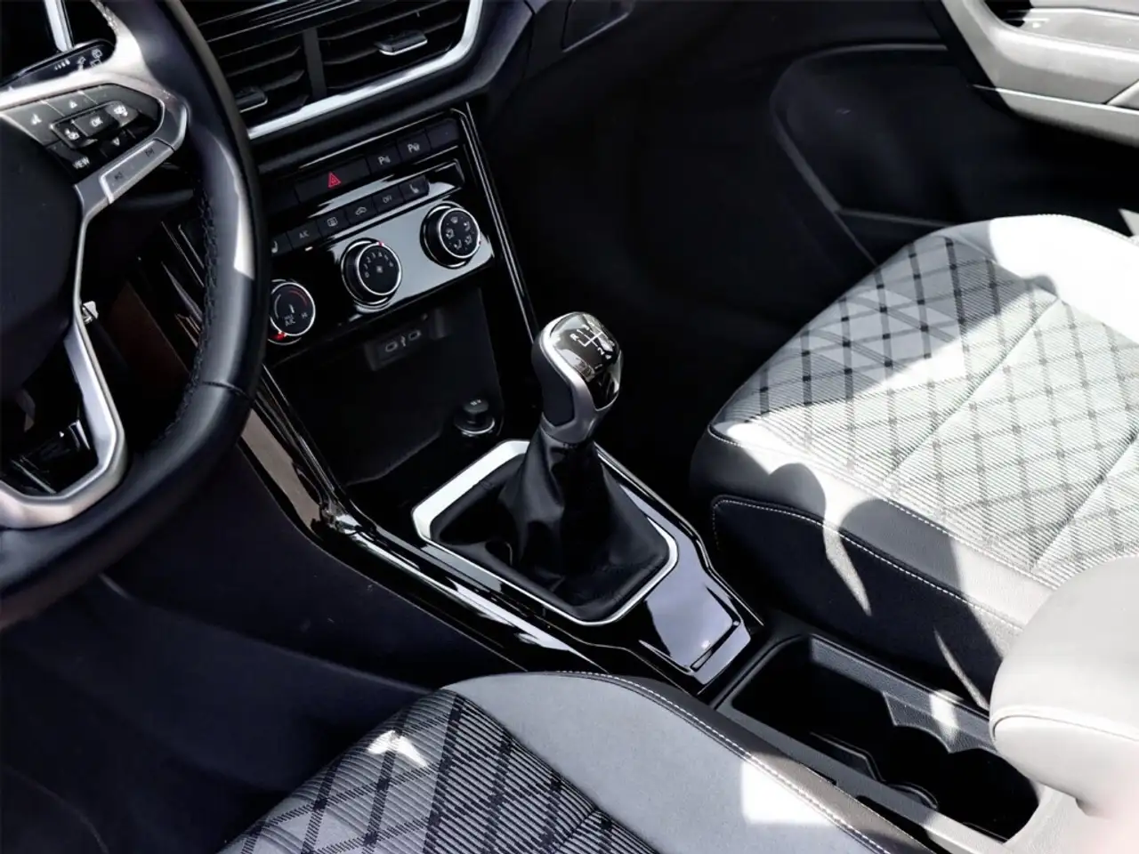 Volkswagen T-Roc R-Line 1.5 TSI OPF ACC/NAVI/LED/ACC/SITZHZ. — Galería del vehículo 12