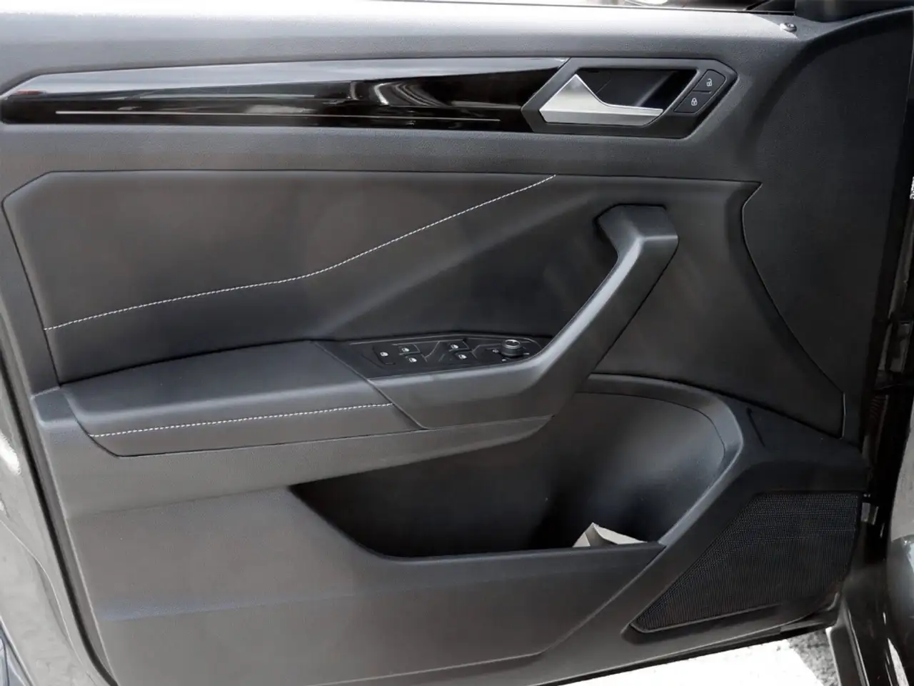 Volkswagen T-Roc R-Line 1.5 TSI OPF ACC/NAVI/LED/ACC/SITZHZ. — Galería del vehículo 14