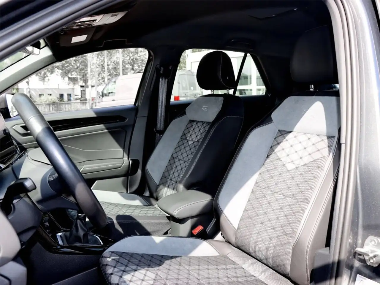 Volkswagen T-Roc R-Line 1.5 TSI OPF ACC/NAVI/LED/ACC/SITZHZ. — Galería del vehículo 13