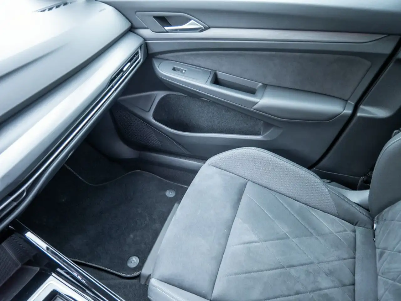 Volkswagen Golf VIII 1.5 eTSI Style DSG NAVI SHZ PDC ACC — معرض صور السيارة 16