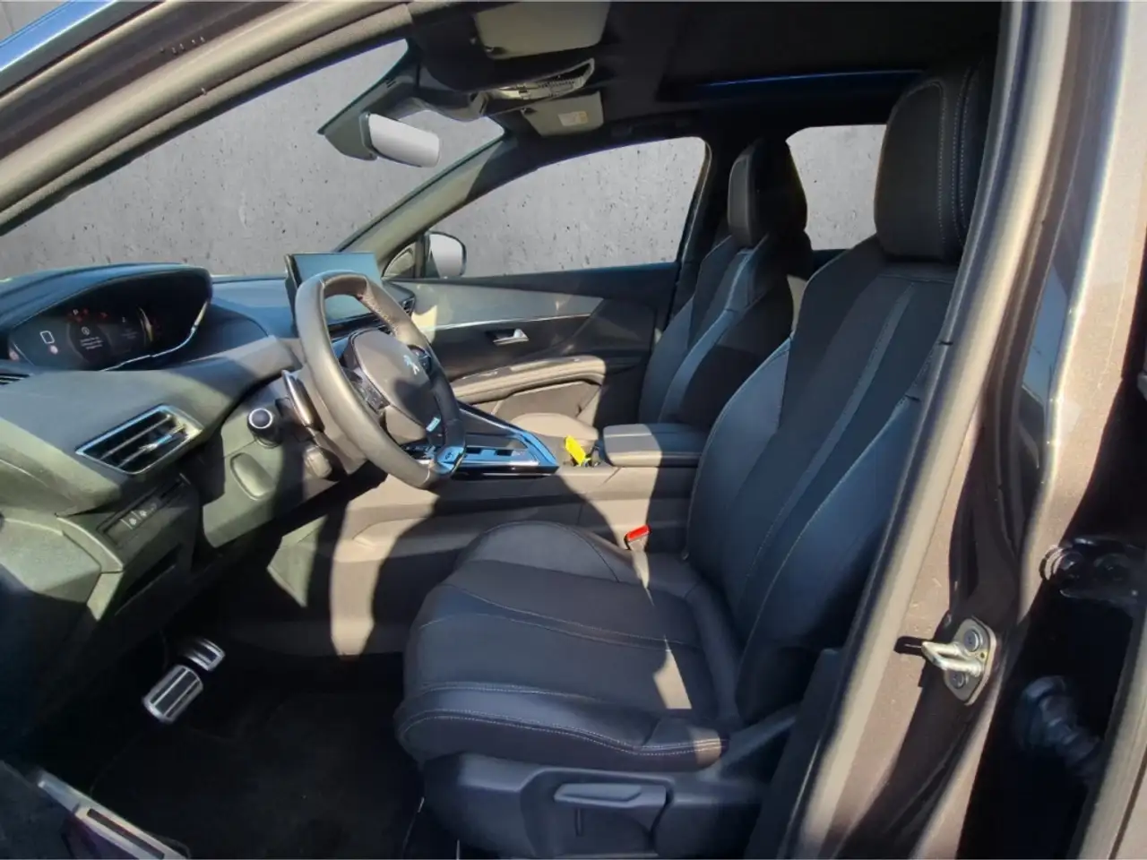 Peugeot 3008 GT HYBRID 136 e-DSC6 El. Panodach Navi Kamera LED — Galería del vehículo 9