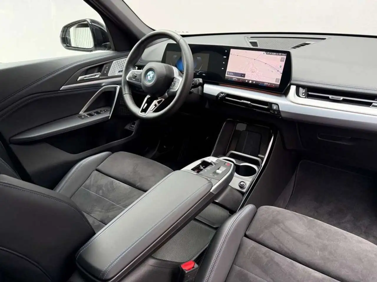 BMW iX1 eDrive20 M Sportpaket — معرض صور السيارة 10