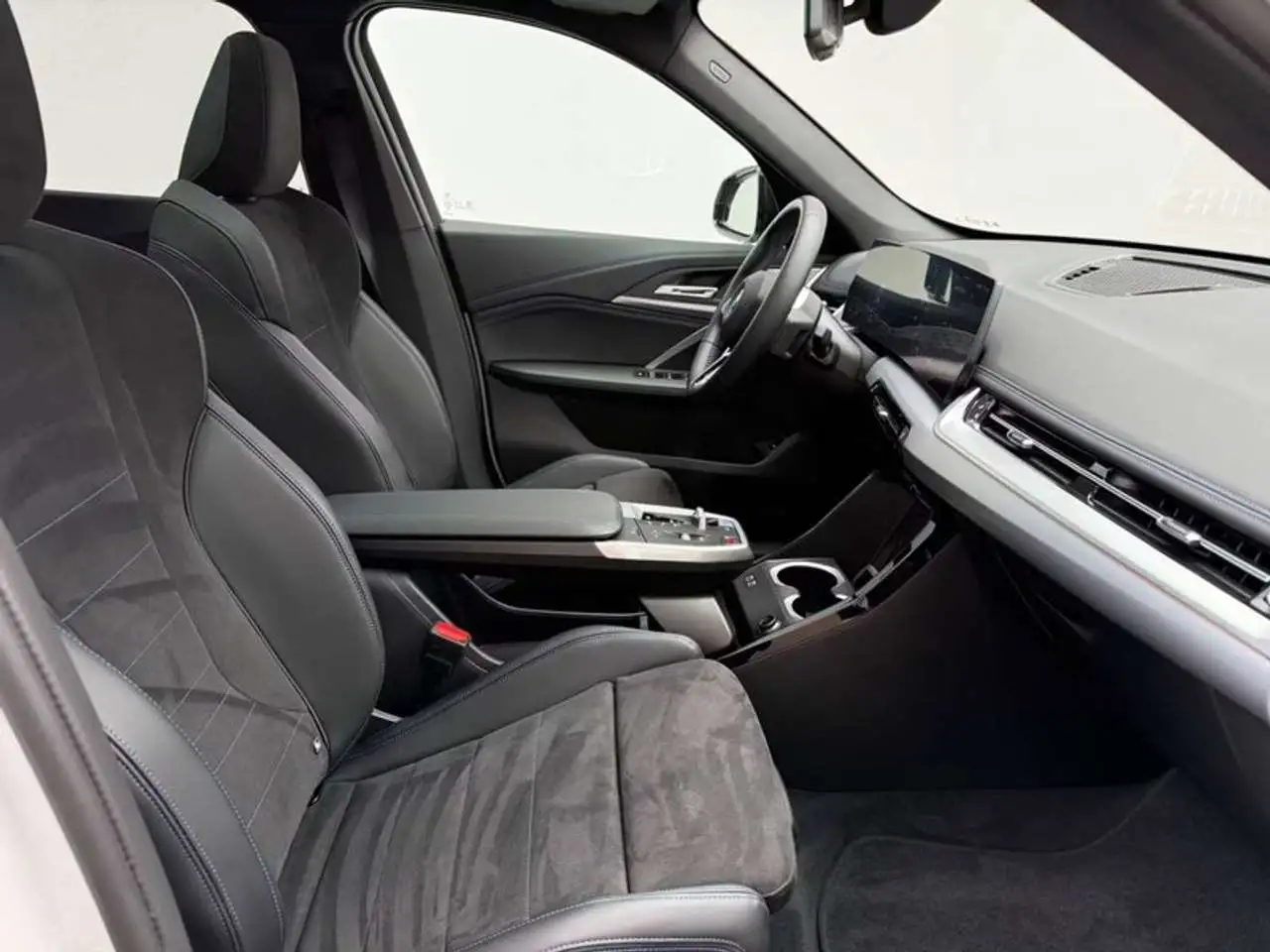 BMW iX1 eDrive20 M Sportpaket — معرض صور السيارة 12