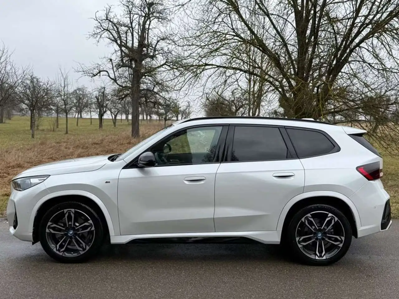 BMW iX1 eDrive20 M Sportpaket — معرض صور السيارة 5
