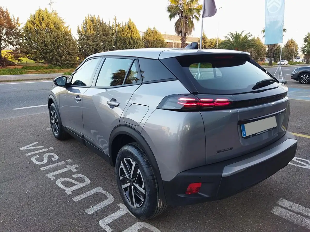 Peugeot 2008 1.2 PureTech S&S Active 100 — معرض صور السيارة 4