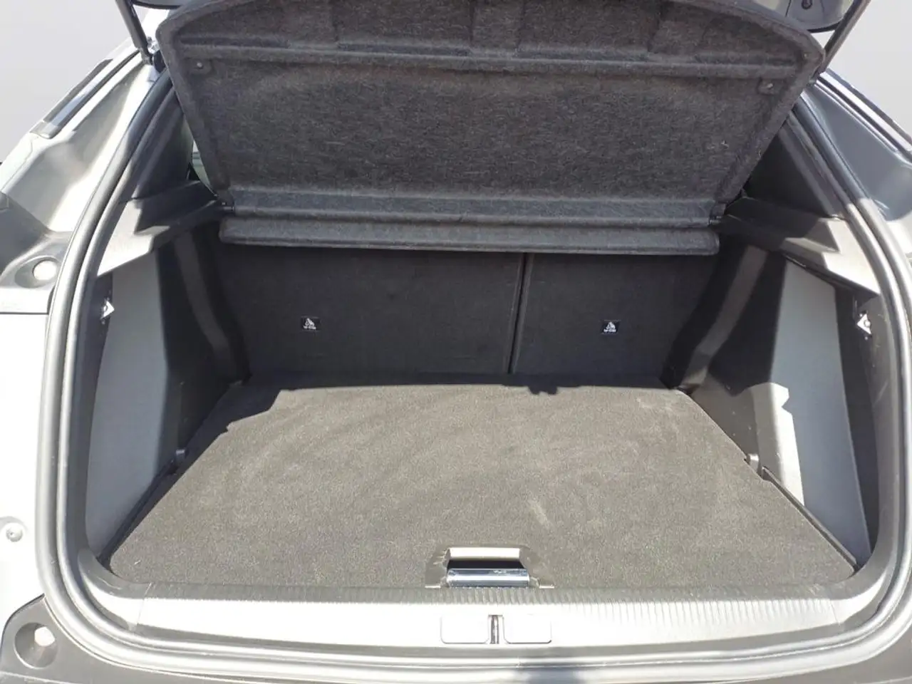 Peugeot 2008 Neuer 2008 Allure PureTech 130 EAT8 — معرض صور السيارة 7