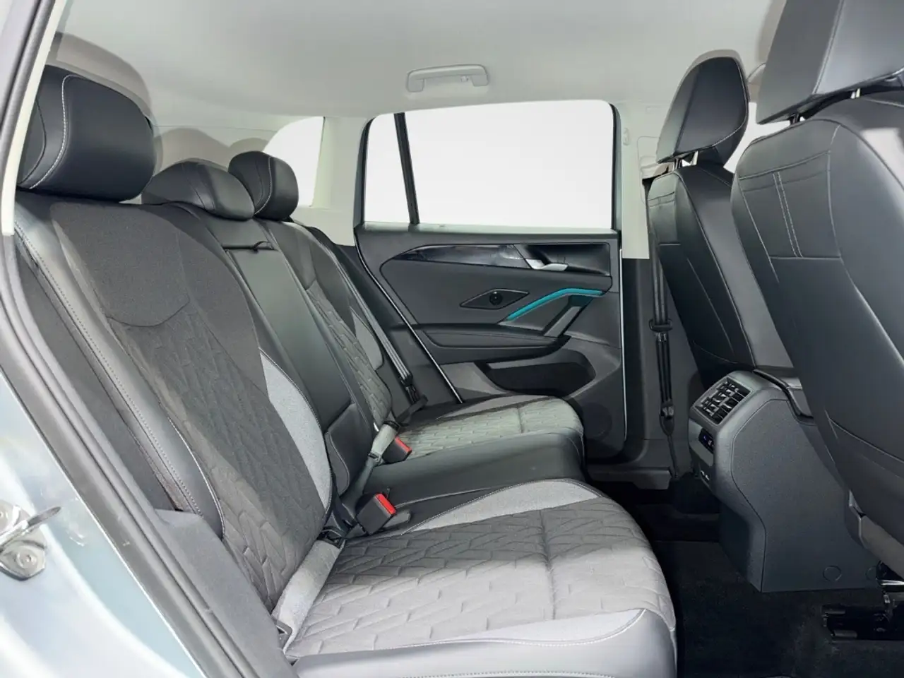 Volkswagen Tiguan 1.5 eTSI DSG GOAL AHK LED 360 CAM TRAVEL NAVI AMBI — Galerie du véhicule 12