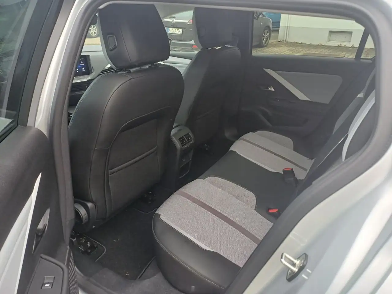 Opel Astra Sports Tourer 1.2 Turbo Elegance — Galería del vehículo 10