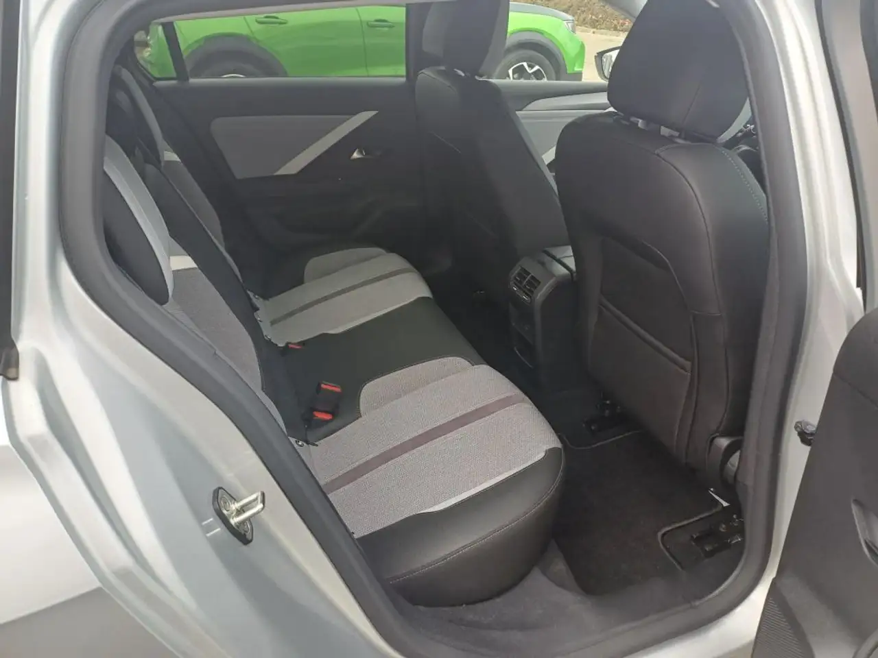 Opel Astra Sports Tourer 1.2 Turbo Elegance — Galería del vehículo 12