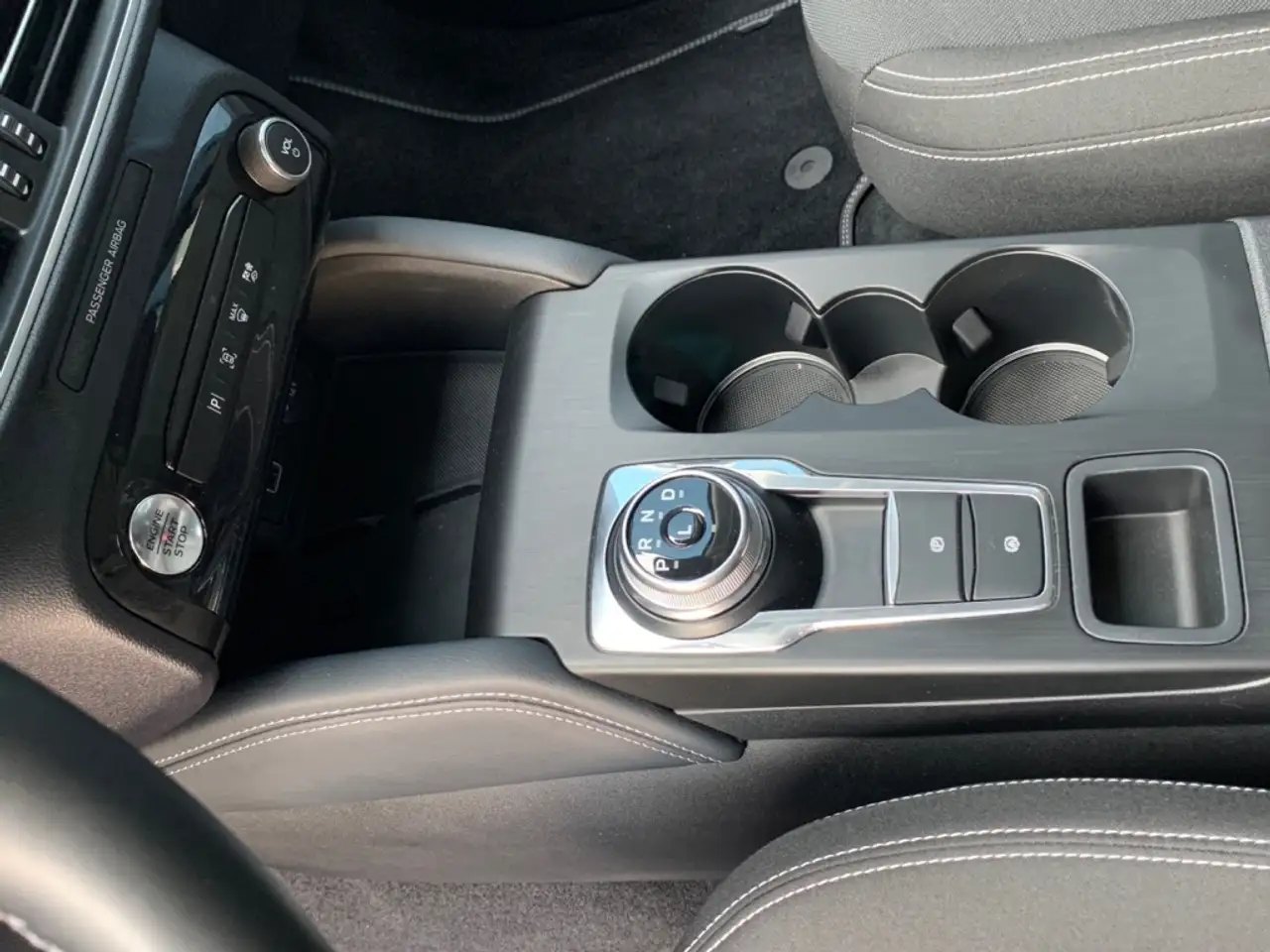 Ford Kuga 2.5 FHEV ACTIVE AWD AUTO 5P — معرض صور السيارة 10