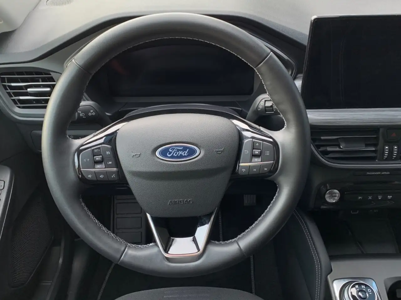 Ford Kuga 2.5 FHEV ACTIVE AWD AUTO 5P — معرض صور السيارة 8