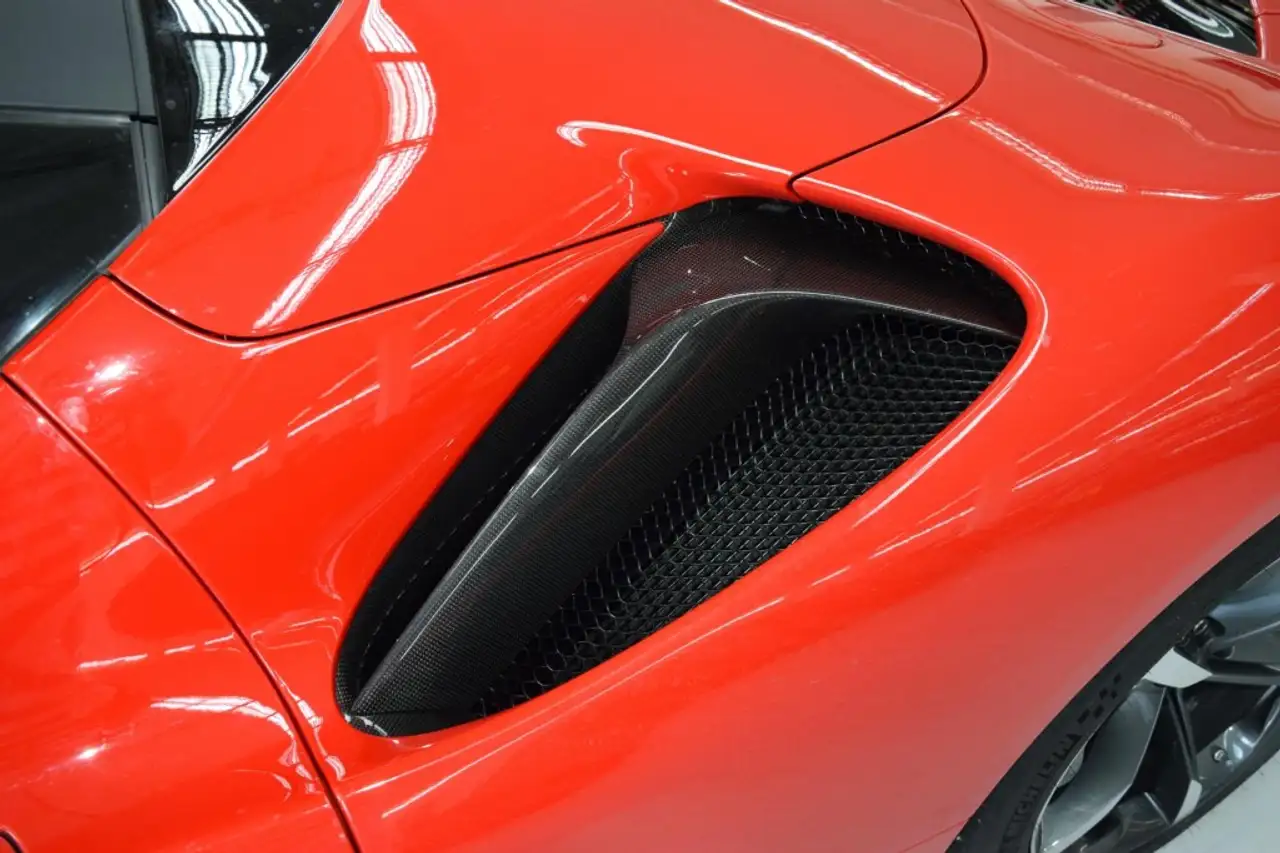 Ferrari SF90 Spider Racingsitze Lifting Carbon Kamera — معرض صور السيارة 16