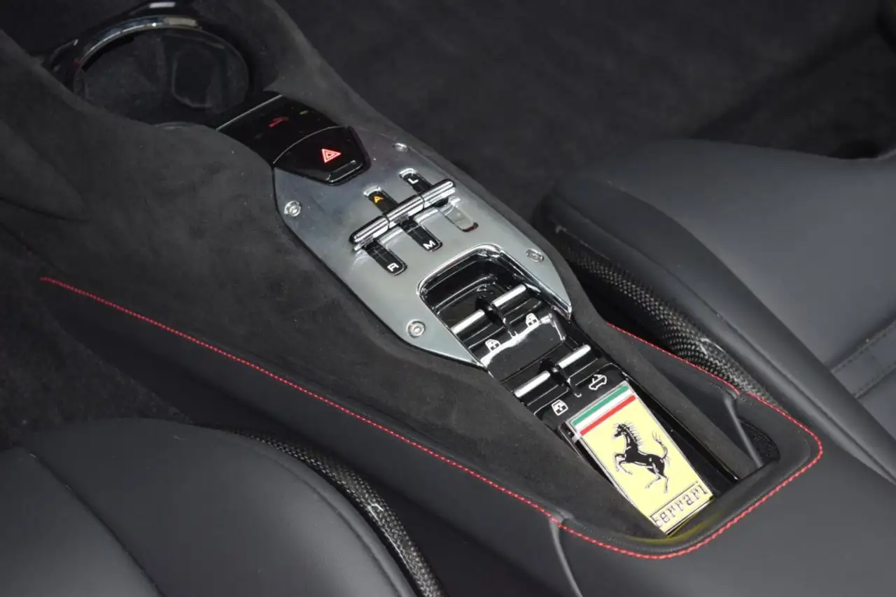 Ferrari SF90 Spider Racingsitze Lifting Carbon Kamera — معرض صور السيارة 9