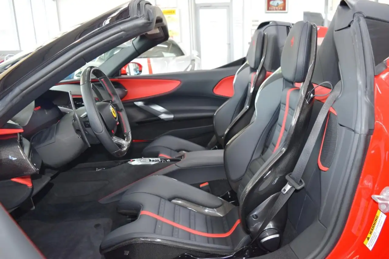 Ferrari SF90 Spider Racingsitze Lifting Carbon Kamera — معرض صور السيارة 5
