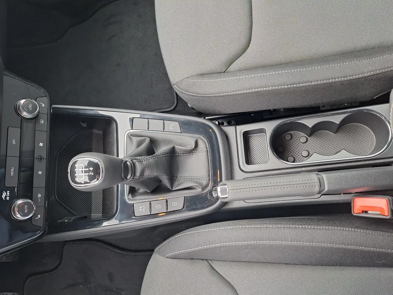 Skoda Fabia 1.0 TSI Selection 70 kW (95 PS), Schaltgetriebe — معرض صور السيارة 5