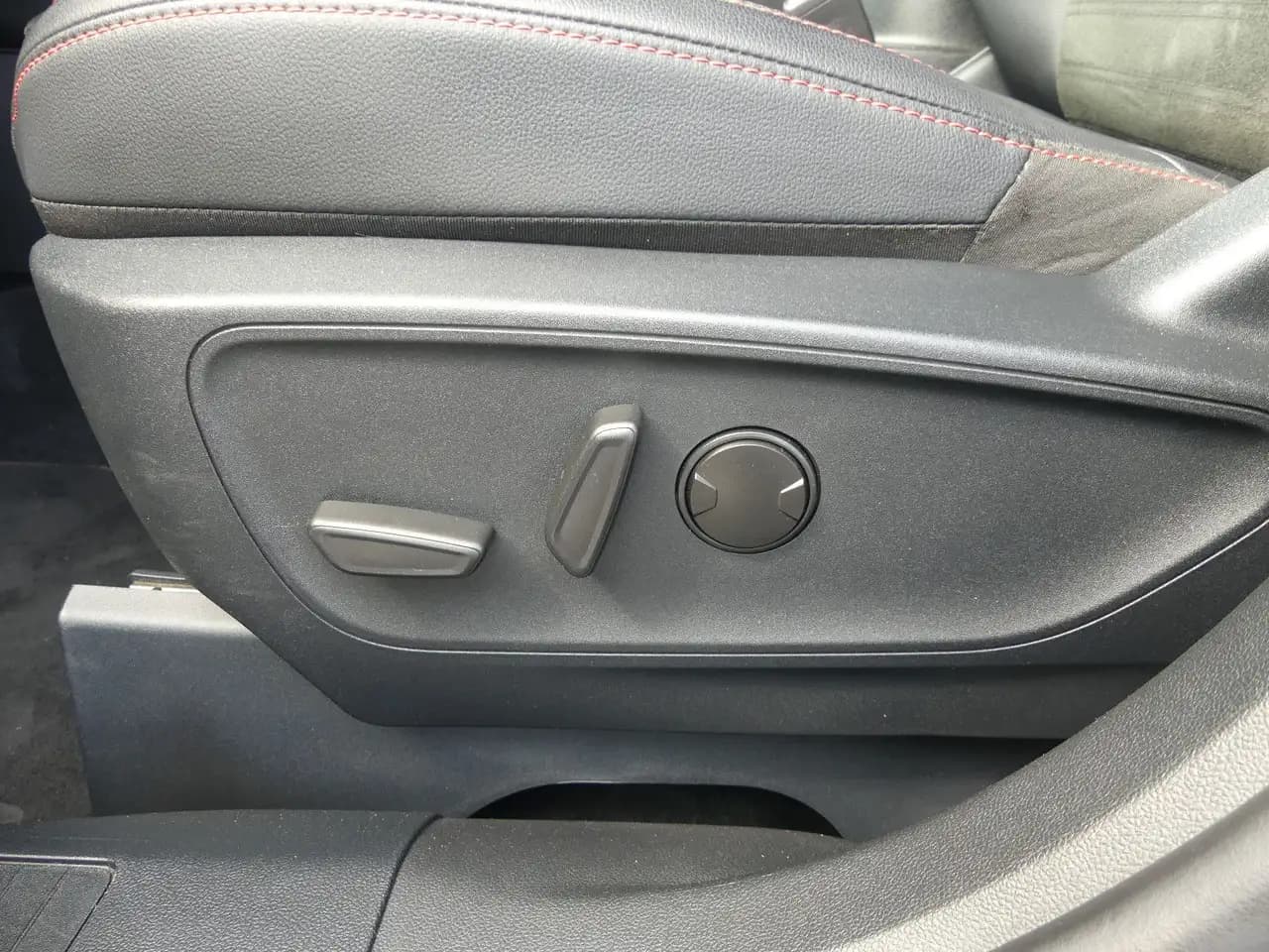 Ford Kuga ST-Line X Glasdach AHZV — معرض صور السيارة 17