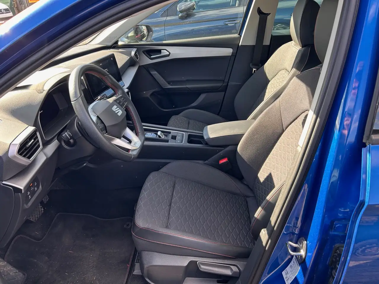 SEAT Leon FR 1.0 eTSI 81 KW(110 PS) 7-Gang-DSG — Vehicle gallery 3