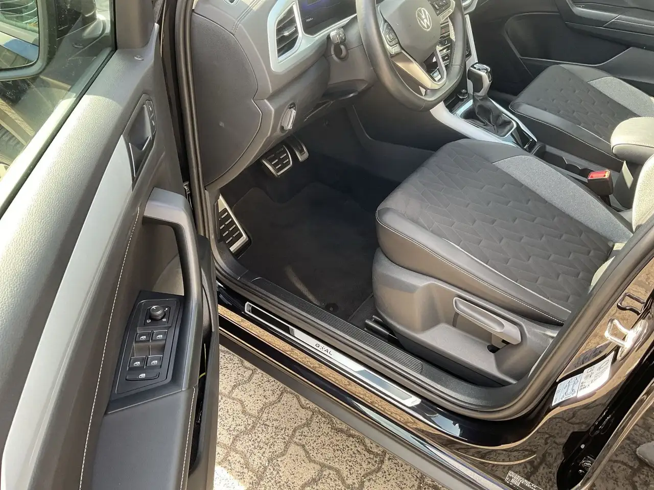 Volkswagen T-Roc Goal 1.5 TSI DSG AHK RFK PDC ACC Sitzhzg — معرض صور السيارة 18