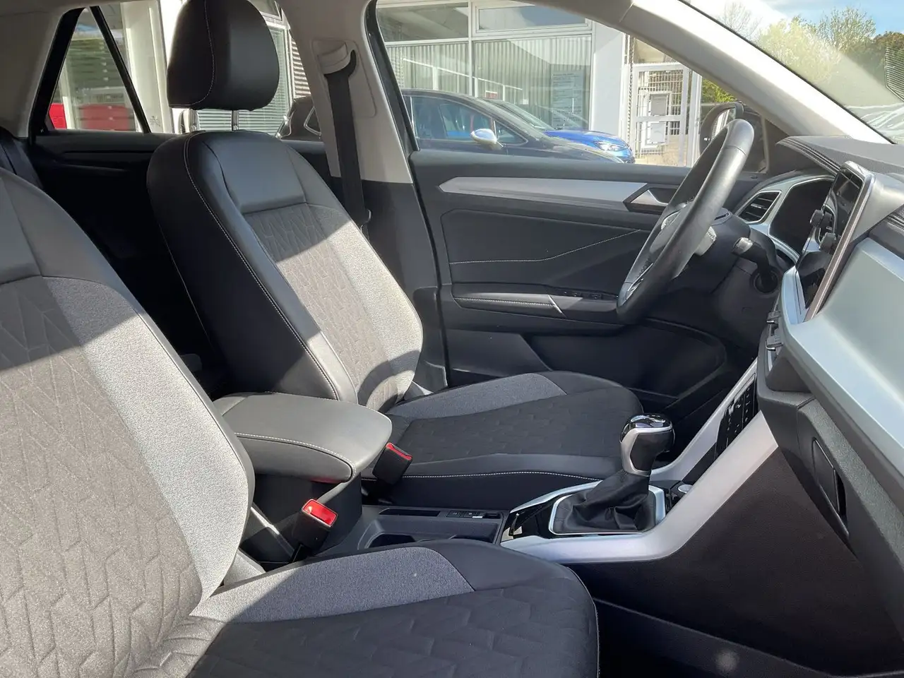 Volkswagen T-Roc Goal 1.5 TSI DSG AHK RFK PDC ACC Sitzhzg — معرض صور السيارة 11