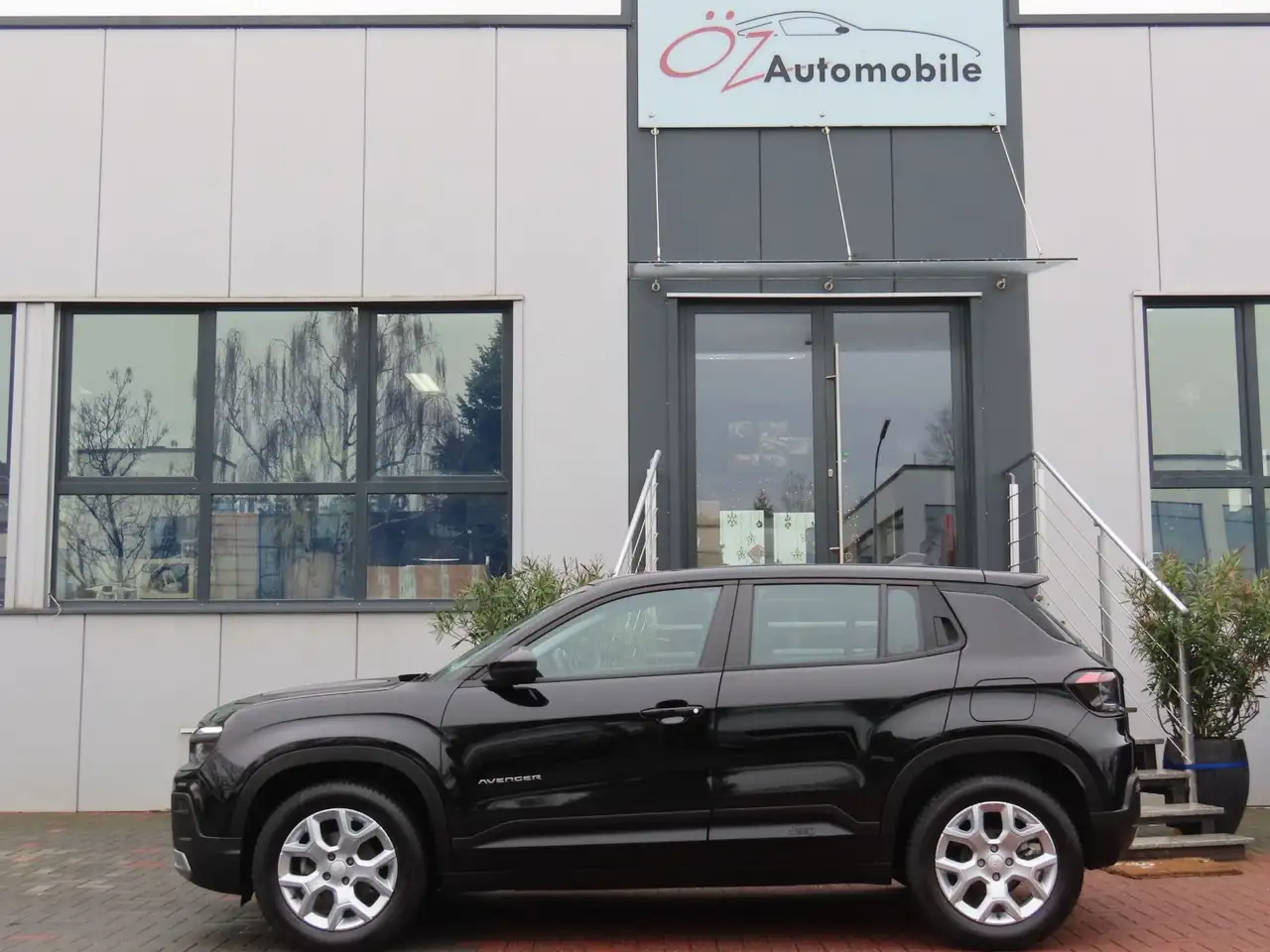 Jeep Avenger 1.2 GSE T3 GDI Klima Navi CarPlay — معرض صور السيارة 12