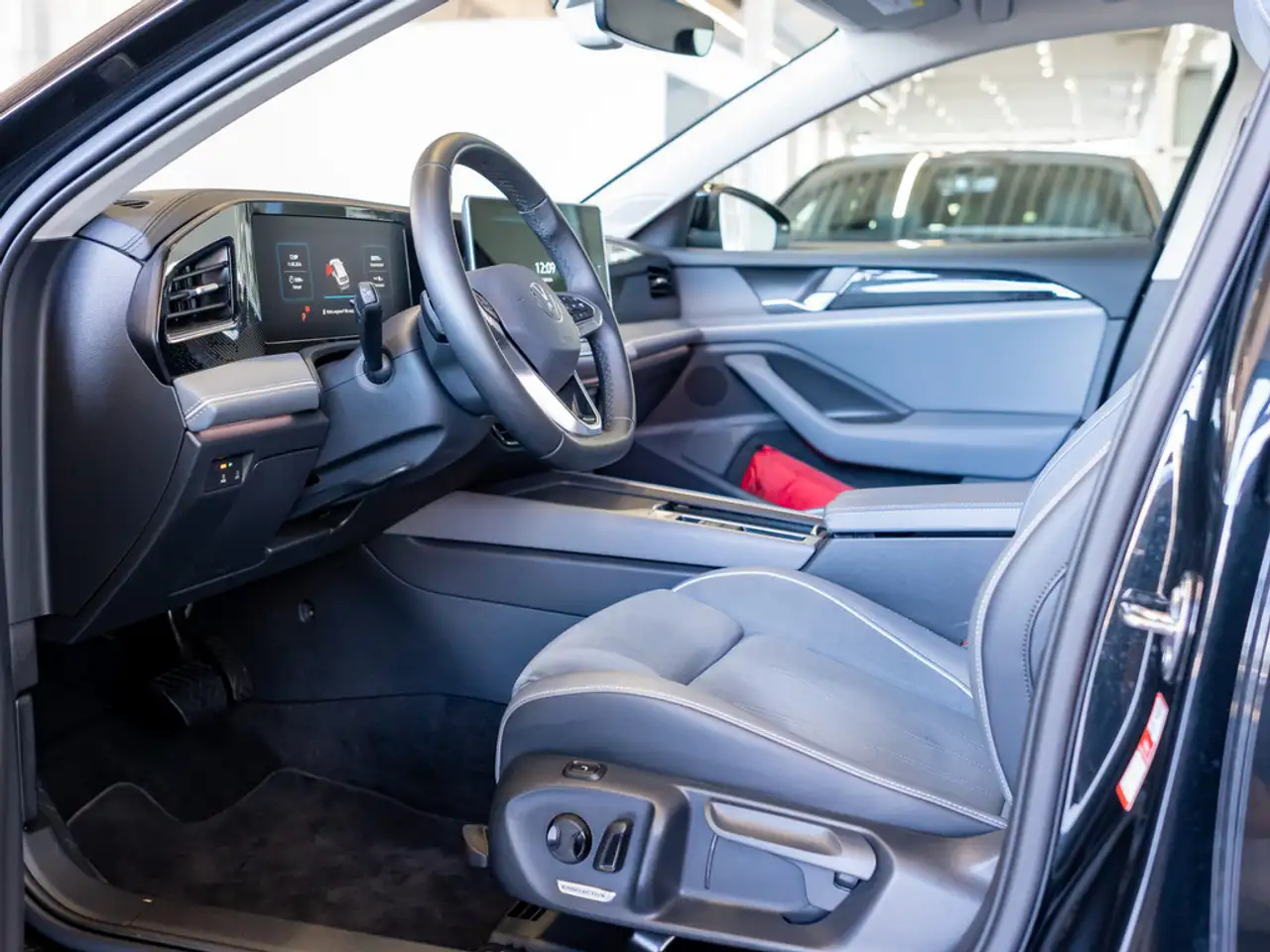 Volkswagen Passat Business 1,5 l eTSI DSG AHK ACC LED BT — Galería del vehículo 22