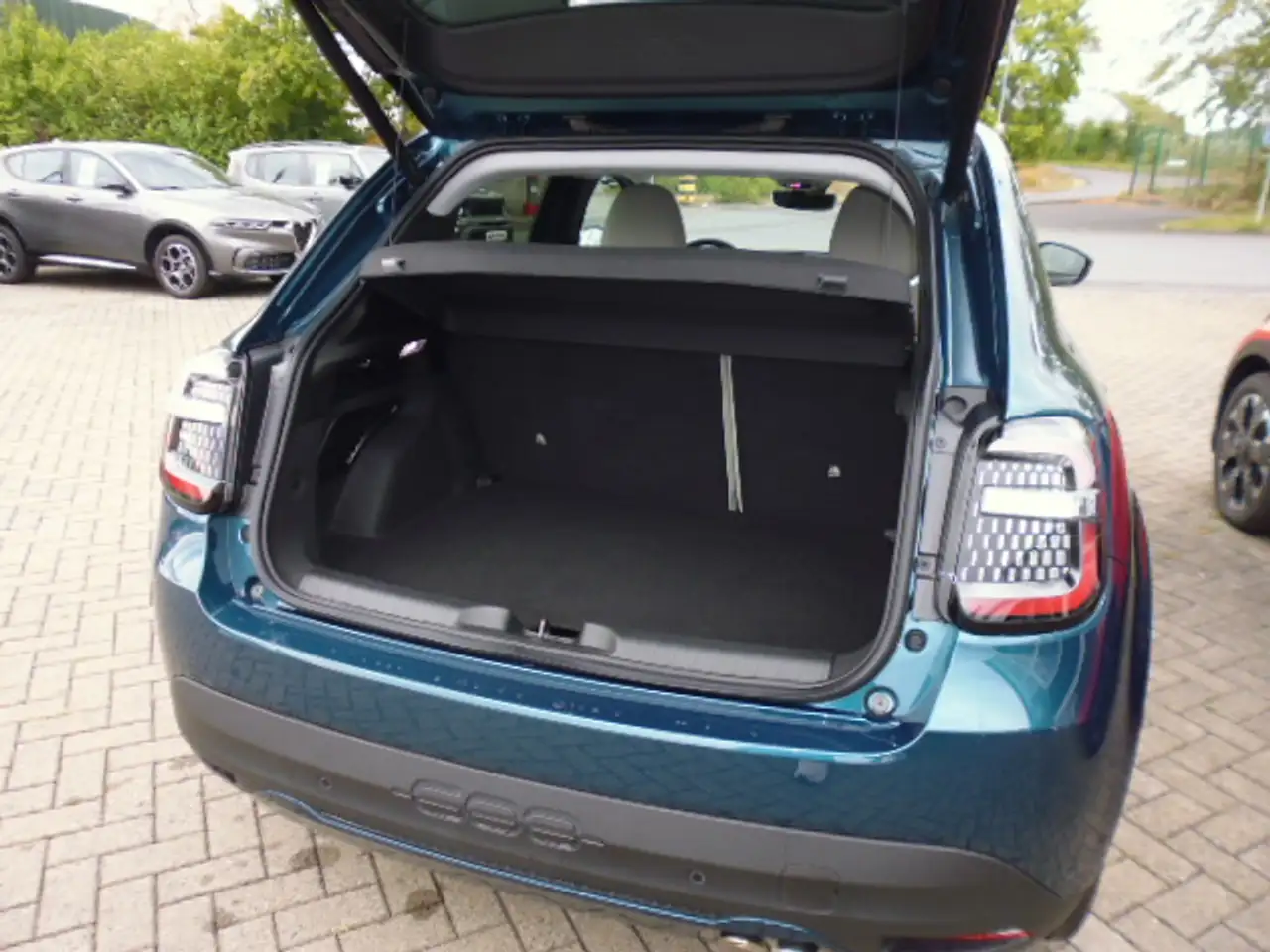 Fiat 600 Hybrid La Prima DCT Automatik 100KW/136PS — Galerie du véhicule 8