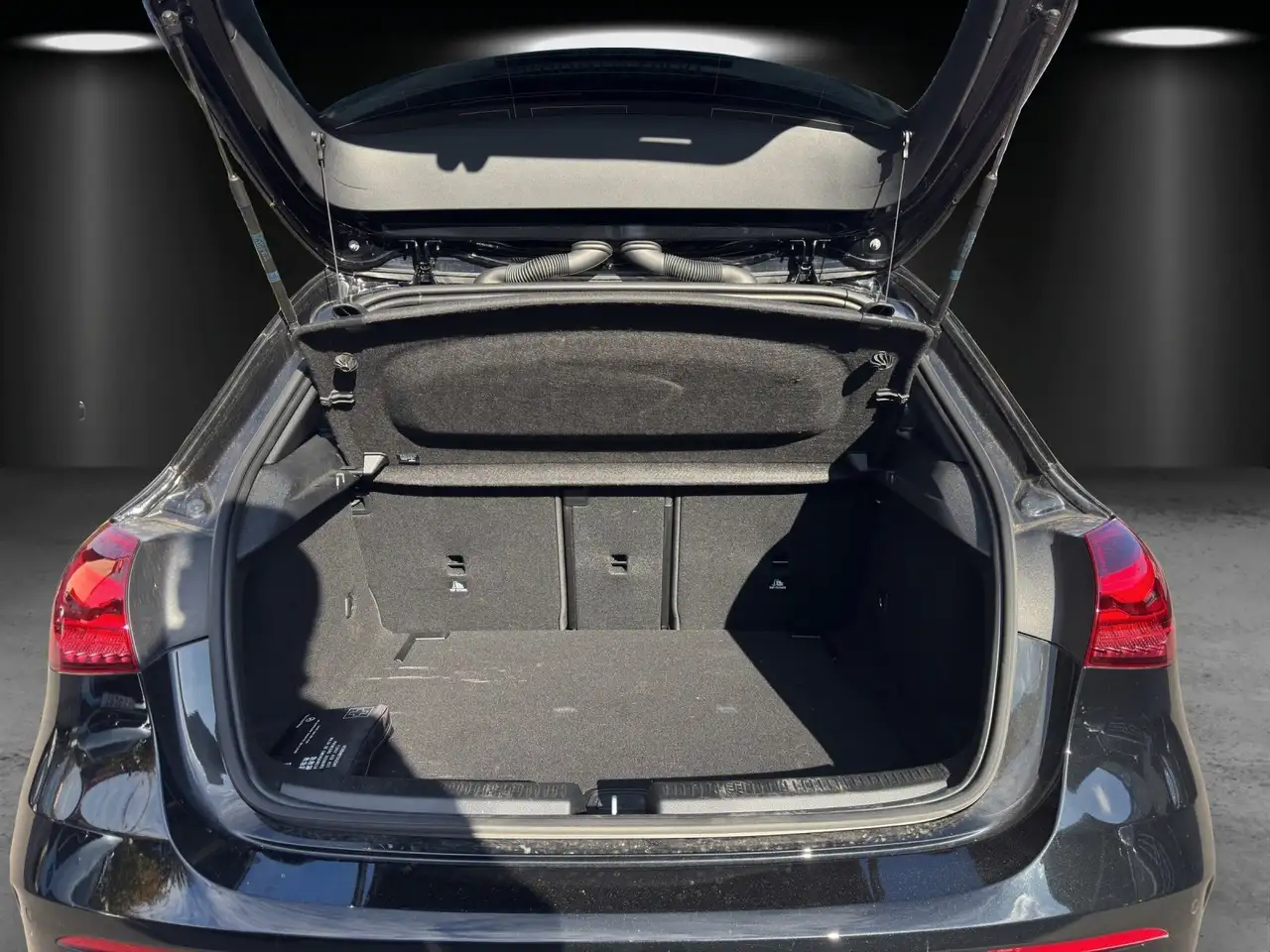 Mercedes-Benz A 180 AMG KeyGo LED Kamera Soundsystem Totwinkel — Galería del vehículo 7