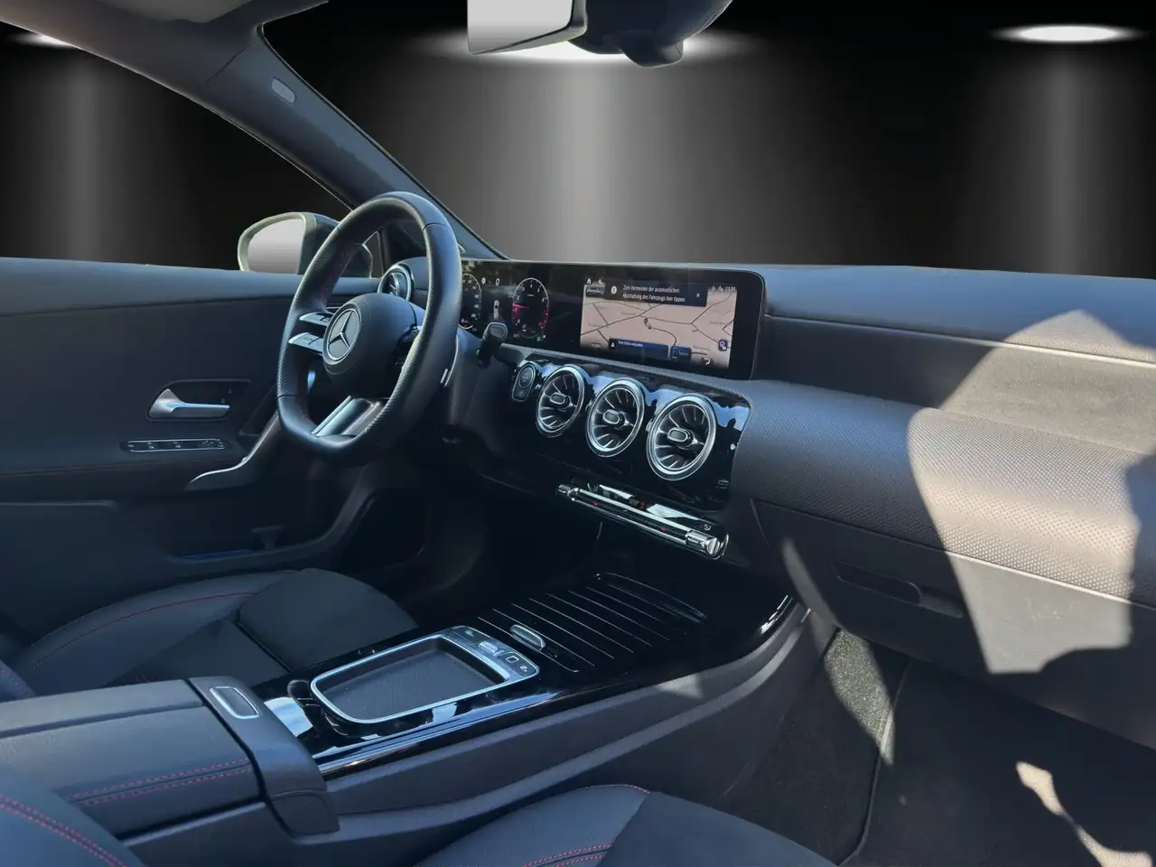 Mercedes-Benz A 180 AMG KeyGo LED Kamera Soundsystem Totwinkel — Galería del vehículo 12