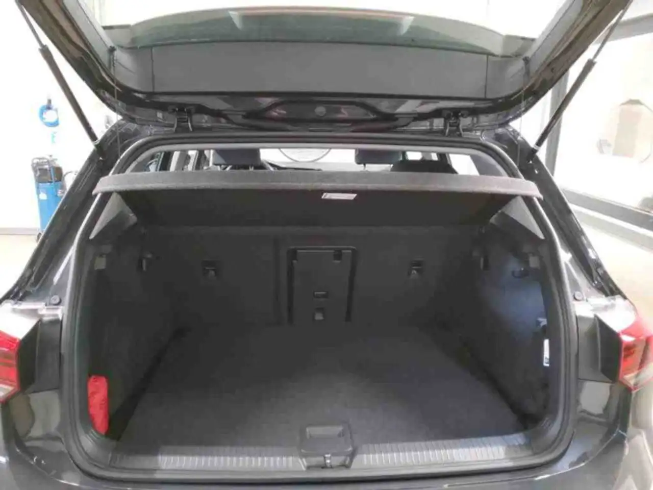 Volkswagen Golf 8 Style 2.0 TSI DSG LED+ NAVI R-KAM ACC SHZ — Galería del vehículo 8