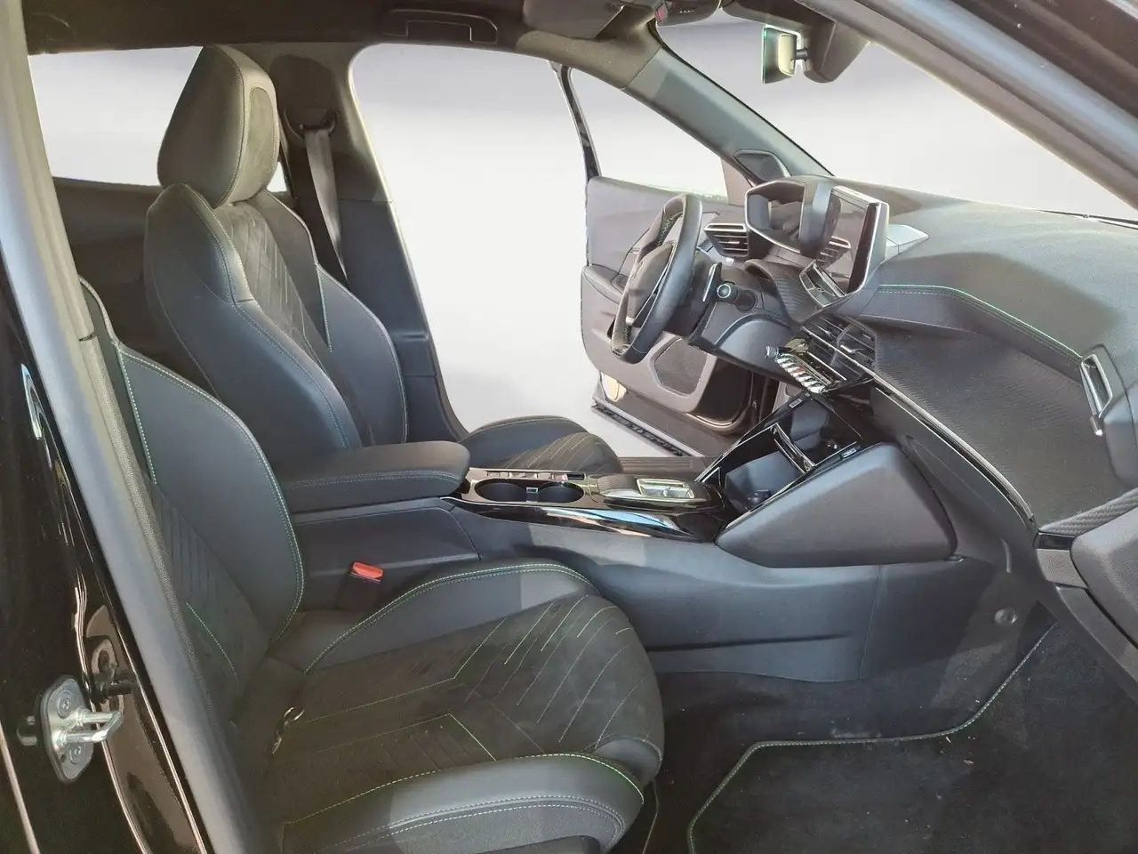 Peugeot 2008 PureTech 130 EAT8 GT Navi LED Bluetooth PDC — Vehicle gallery 12