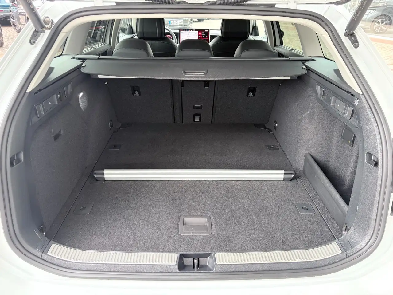 Volkswagen Passat Variant 1.5 eTSI DSG Business *LED*LEDER* — معرض صور السيارة 23