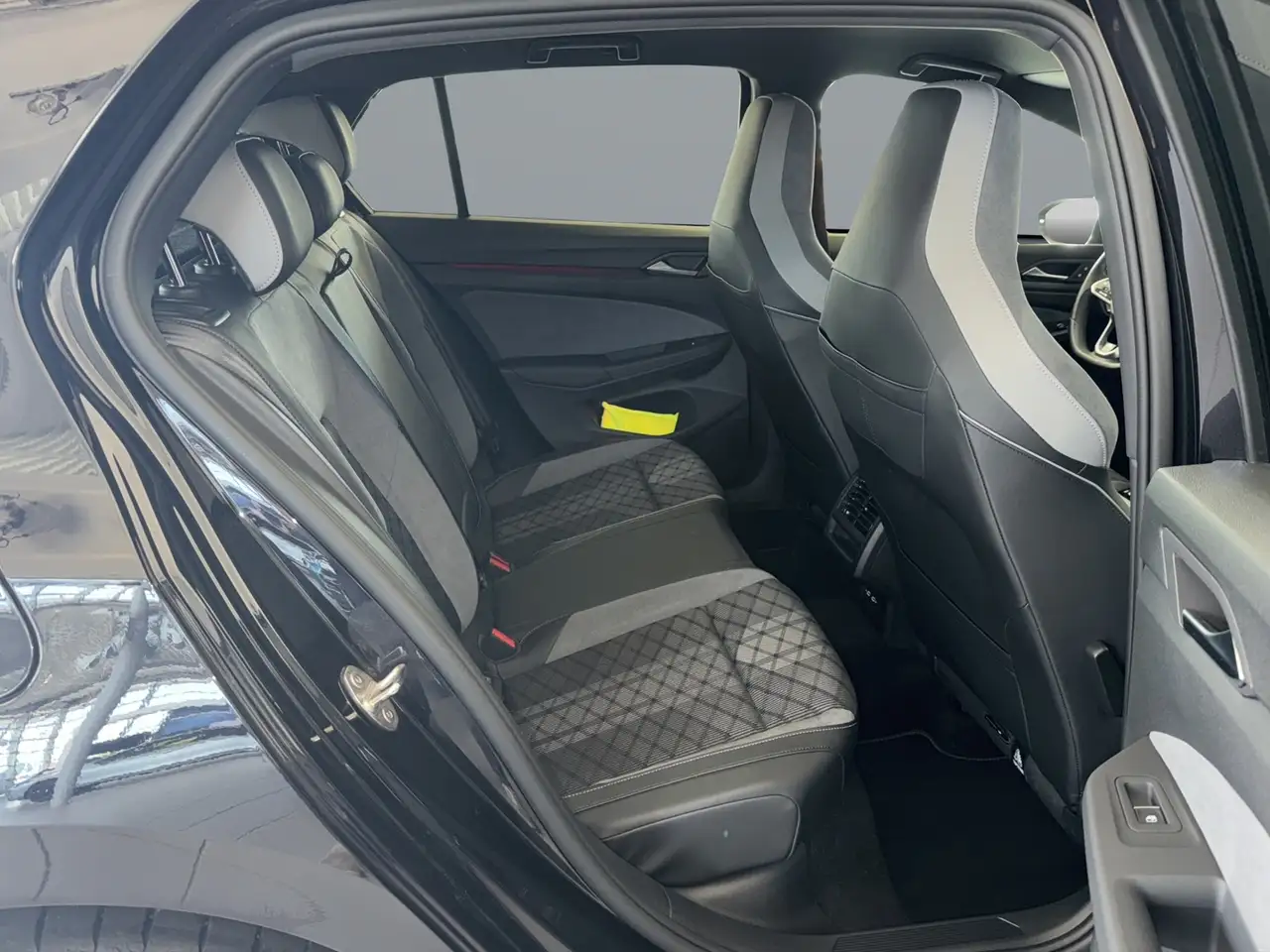 Volkswagen Golf VIII 1.5eTSI R-Line Matrix/Kamera/Navi/ACC/App — Galería del vehículo 16