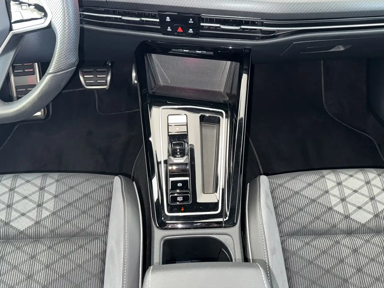 Volkswagen Golf VIII 1.5eTSI R-Line Matrix/Kamera/Navi/ACC/App — Galería del vehículo 19