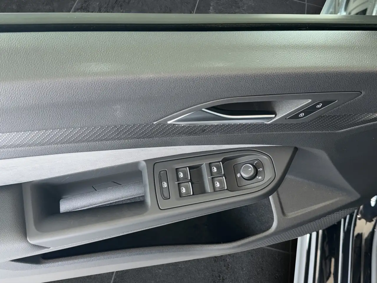 Volkswagen Golf VIII 1.5eTSI R-Line Matrix/Kamera/Navi/ACC/App — Galería del vehículo 11