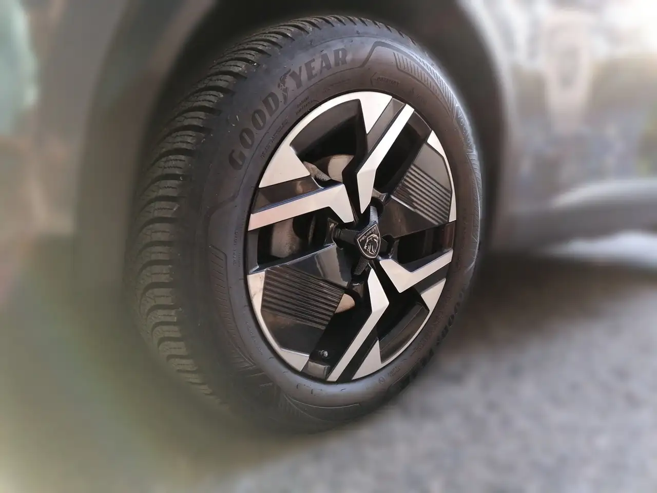 Peugeot 2008 1.2 PureTech 130 Allure LED PDC KlimaA AUT — معرض صور السيارة 4